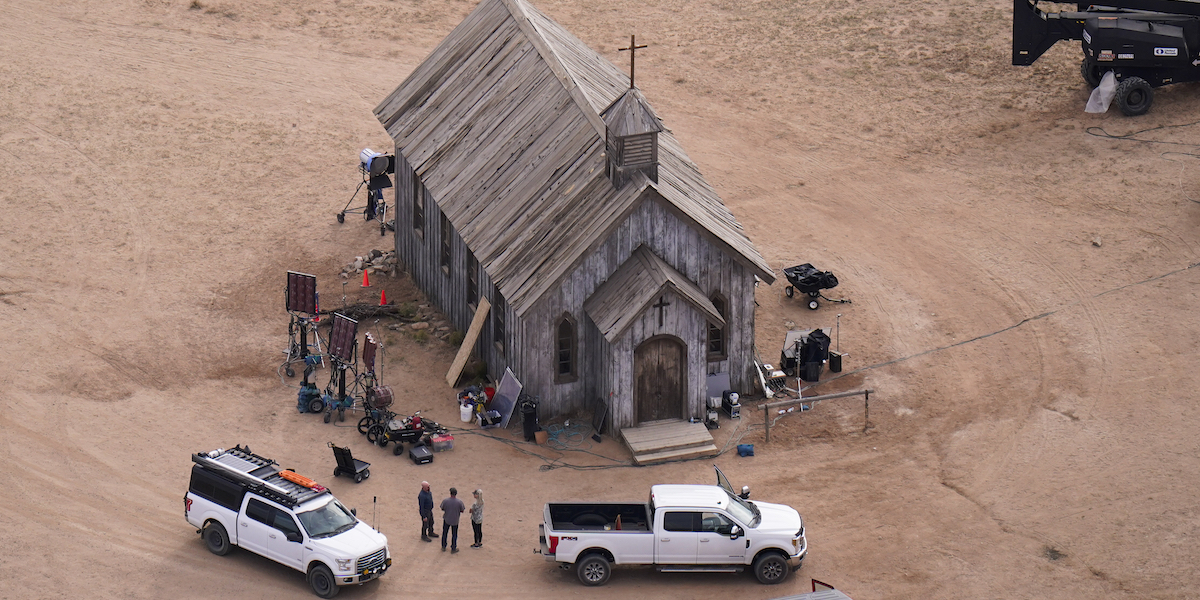 Il set del film Rust, a Santa Fe, nel Nuovo Messico (AP Photo/Jae C. Hong, File)