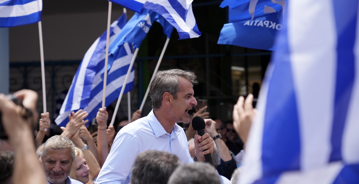 Kyriakos Mitsotakis durante un evento elettorale a Salamina il 13 giugno (AP Photos/Thanassis Stavrakis)