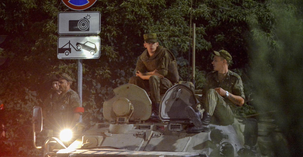 Militari russi a Rostov sul Don venerdì notte (EPA/ARKADY BUDNITSKY)