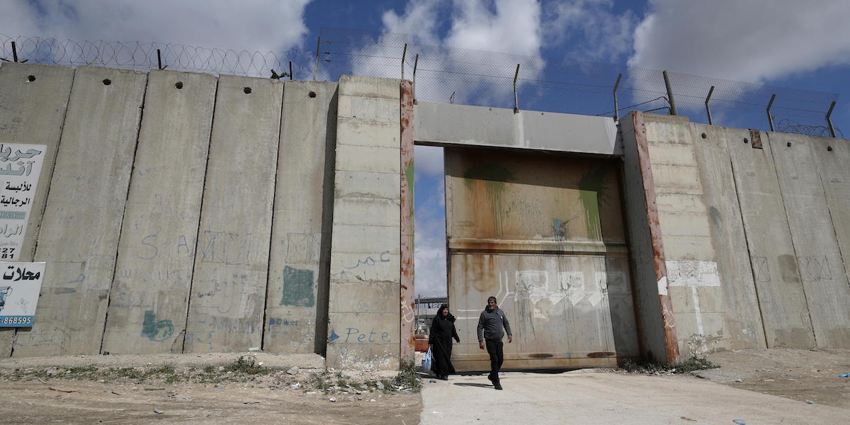Il cancello del muro di separazione al posto di blocco di Qalandiya, dove è stato ucciso il militante palestinese (EPA/ATEF SAFADI)