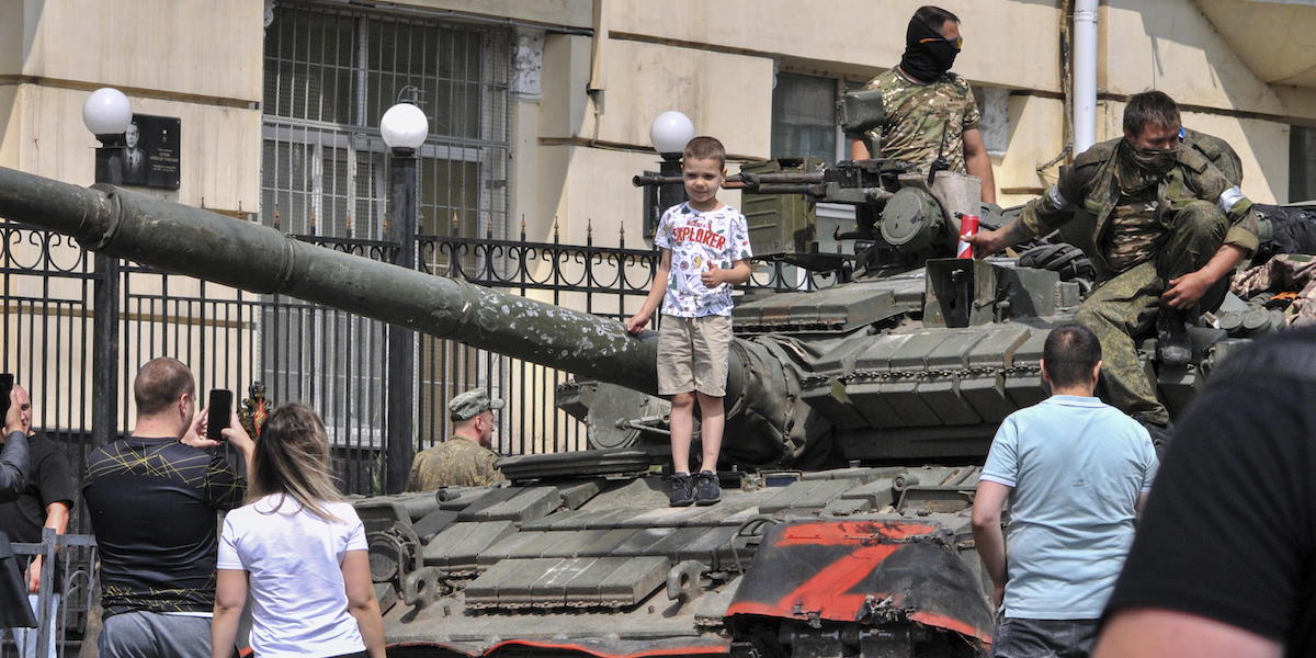 Un bambino in posa su un carro armato del gruppo Wagner a Rostov (EPA/ARKADY BUDNITSKY)
