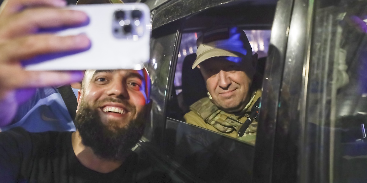 Prigozhin posa in una foto con un cittadino di Rostov sul Don al termine dell'occupazione della città e poco prima di andarsene (AP Photo)