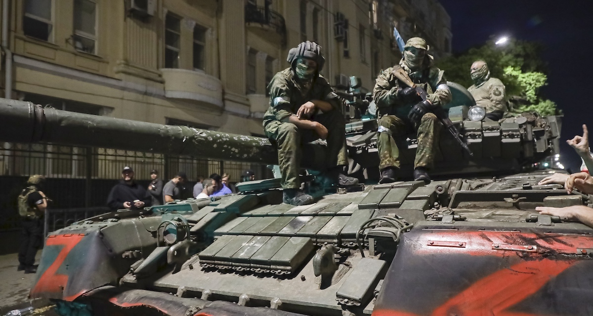 Combattenti del gruppo Wagner lasciano Rostov sabato sera (AP Photo)