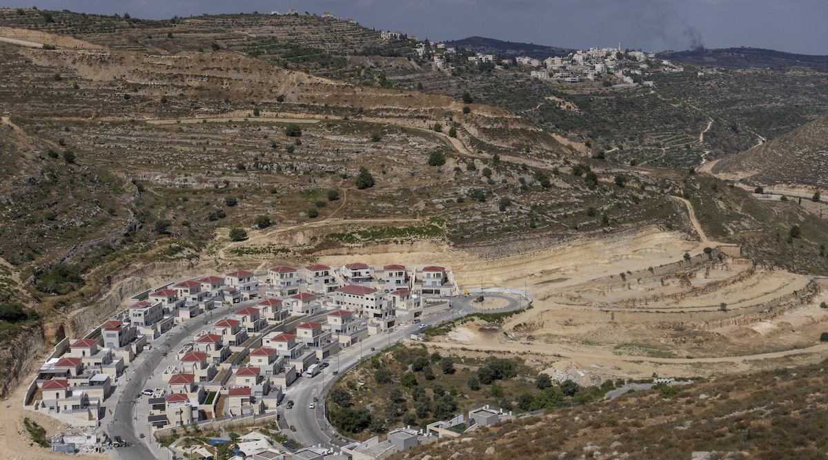 Una colonia israeliana in Cisgiordania (AP Photo/Ohad Zwigenberg)