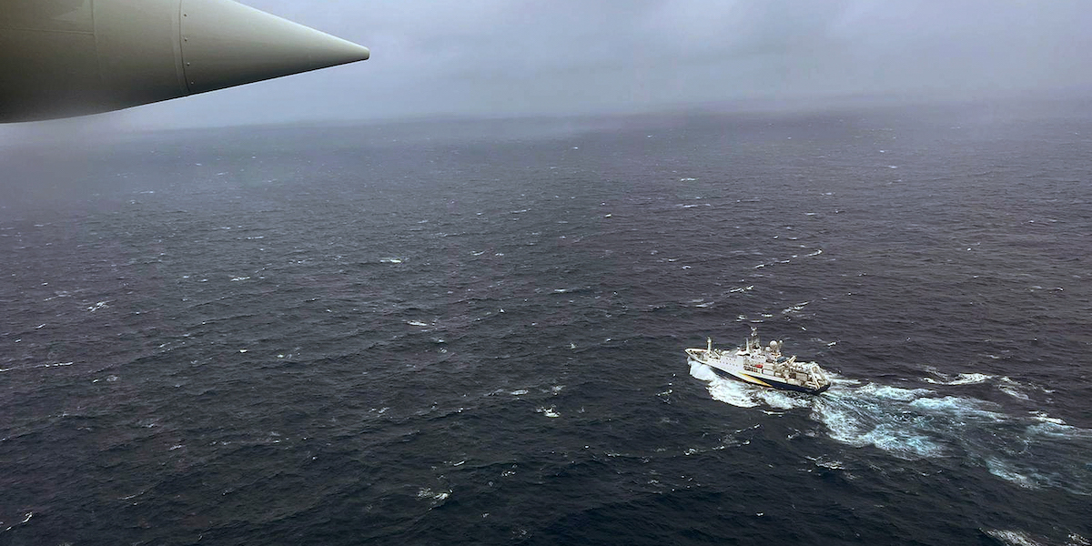 Una foto scattata da un velivolo della Guardia Costiera statunitense durante le ricerche del Titan (U.S. Coast Guard via Getty Images)