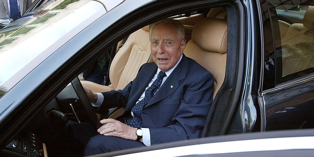L'allora presidente della Repubblica Carlo Azeglio Ciampi al posto di guida di una Maserati Quattroporte, nuova auto presidenziale di rappresentanza, nel 2004 (Ansa)