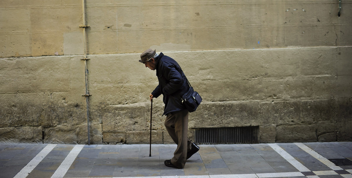 un anziano che cammina