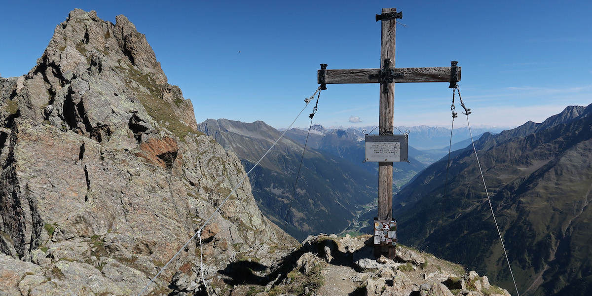 La croce vicino alla cima del Mairspitze, in Austria, il 23 agosto 2022 (Sean Gallup/Getty Images)