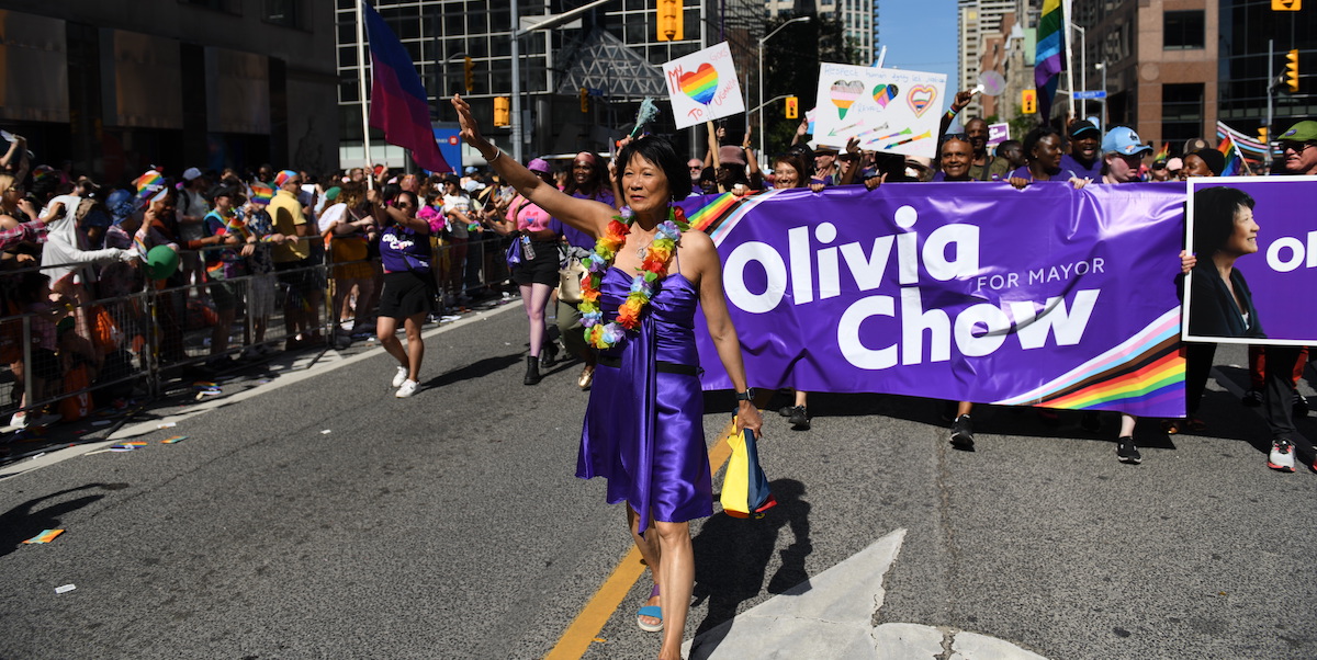 Olivia Chow, candidata del Nuovo Partito Democratico e considerata la favorita per la vittoria, durante il Pride di Toronto (Harold Feng/Getty Images)