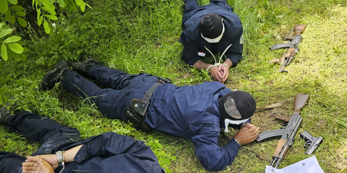 I tre poliziotti kosovari catturati dalla polizia serba (Il ministero dell'Interno serbo via AP)