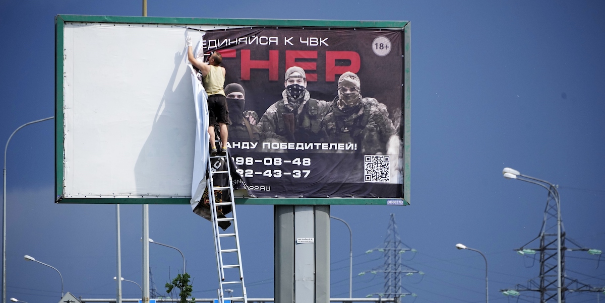Un cartellone celebrativo del gruppo Wagner rimosso a San Pietroburgo, durante la rivolta fallita di sabato (AP Photo, File)