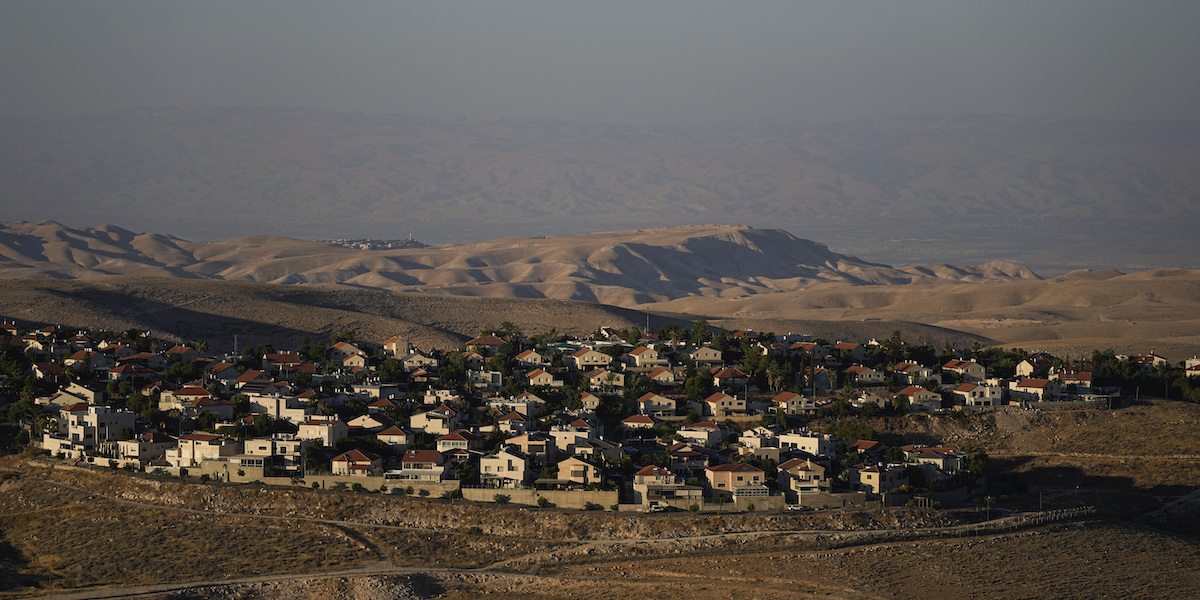 Un insediamento israeliano in Cisgiordania (AP Photo/Ohad Zwigenberg)