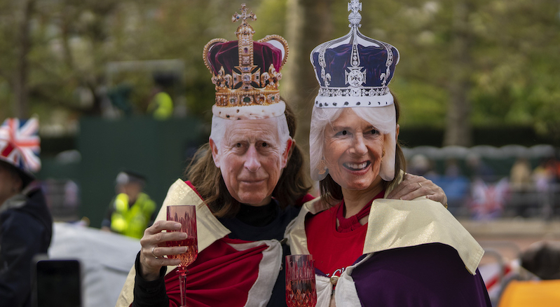 Due monarchiche in posa mascherate da Carlo e Camilla sul Mall di Londra il 5 maggio 2023, vigilia del corteo reale e dell'incoronazione. (AP/Emilio Morenatti)