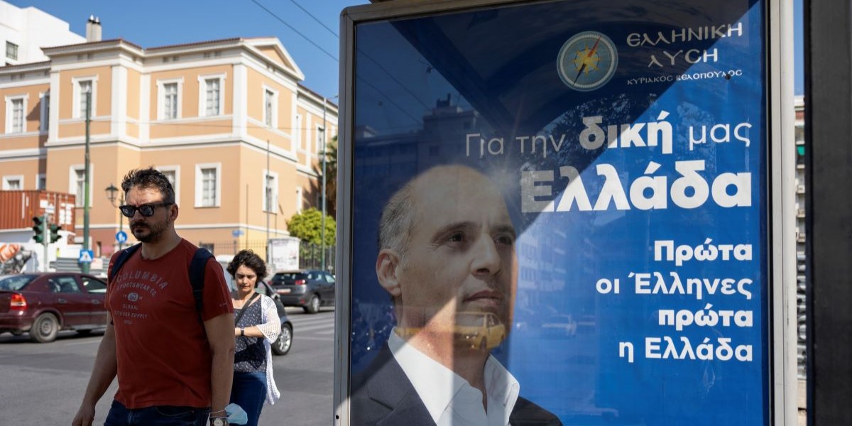 Un manifesto di Soluzione Greca, uno dei tre partiti di estrema destra eletti a giugno (AP Photo/Yorgos Karahalis)
