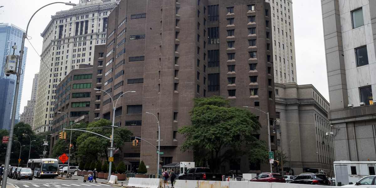 Il carcere di New York Metropolitan Correctional Center, il 13 agosto 2019 (AP Photo/Mary Altaffer, File)