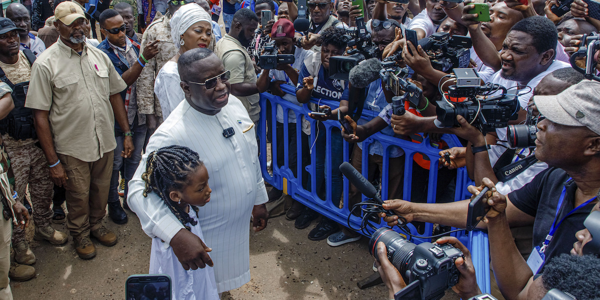 Il presidente della Sierra Leone Julius Maada Bio a Freetown, il 24 giugno 2023, dopo aver votato alle elezioni (AP Photo/TJ Bade, LaPresse)