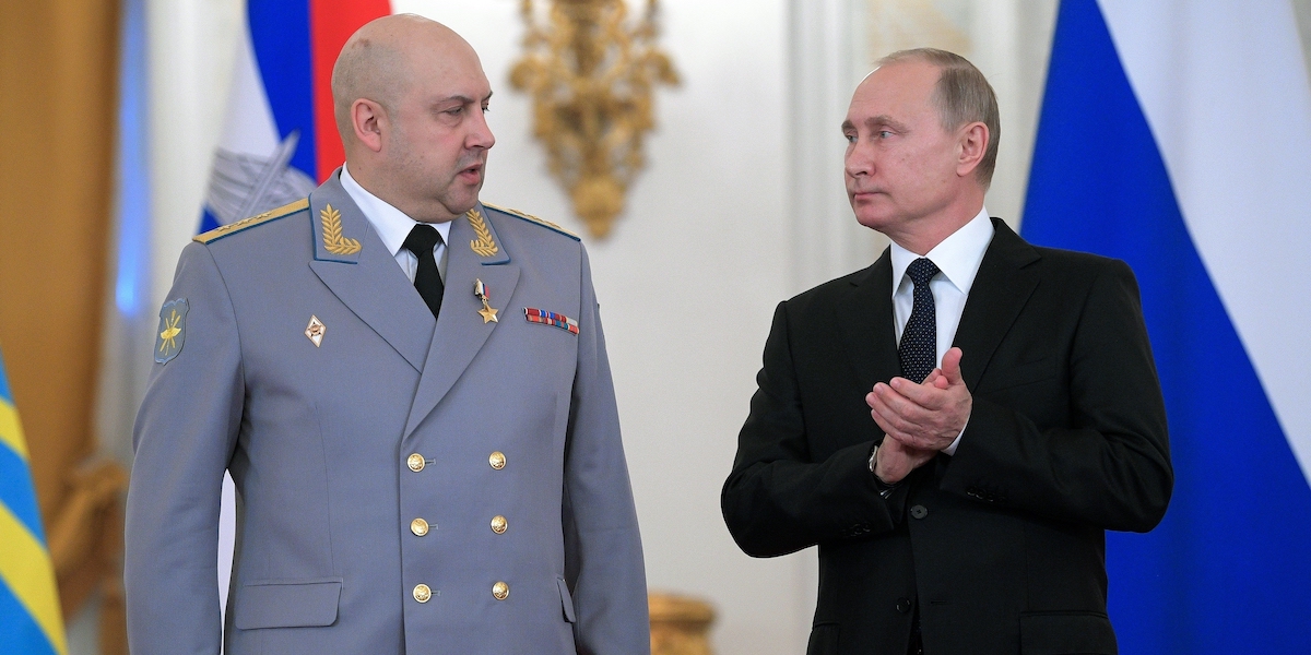 Il presidente russo Vladimir Putin e il generale russo Sergei Surovikin (Alexei Druzhinin, Sputnik, Kremlin Pool Photo via AP, File)