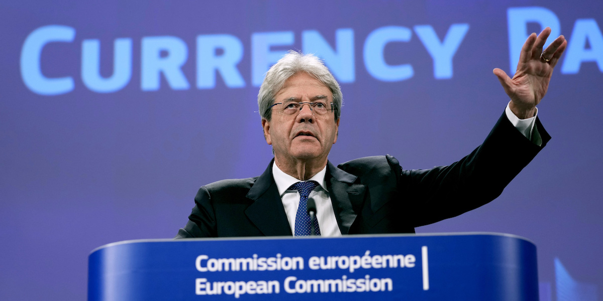 Il commissario europeo agli Affari economici Paolo Gentiloni durante la conferenza stampa di presentazione dell'euro digitale (AP Photo/Virginia Mayo)