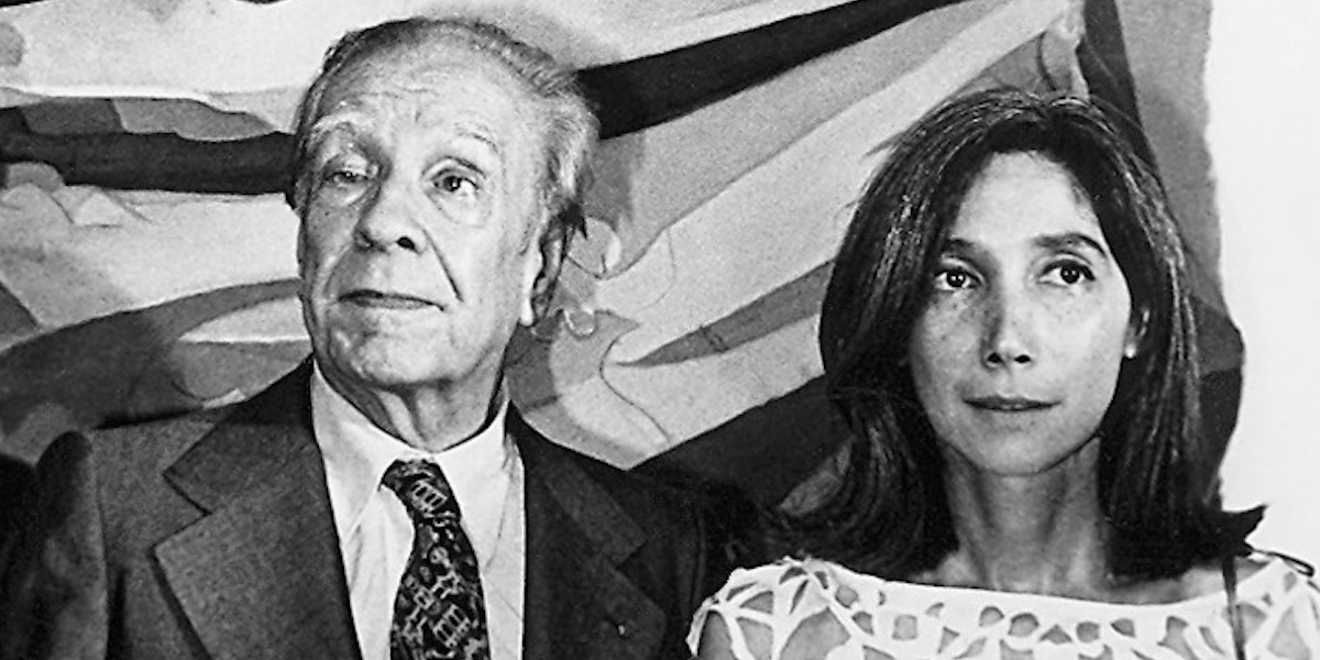 Lo scrittore Jorge Luis Borges, a sinistra, e María Kodoma, all'epoca sua assistente personale, il 9 giugno 1981 (AP Photo)