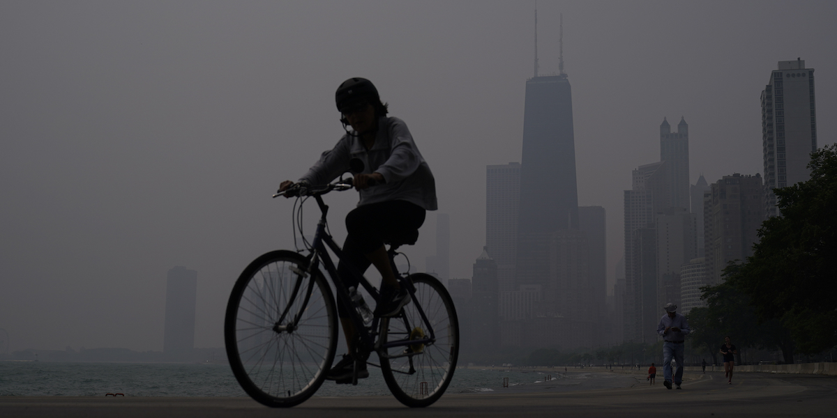 Il fumo degli incendi canadesi a Chicago (AP Photo/Kiichiro Sato, File)