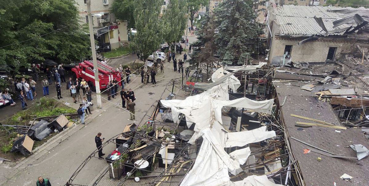 Il ristorante di Kramatorsk colpito nell'attacco missilistico di martedì. (National Police of Ukraine via AP)