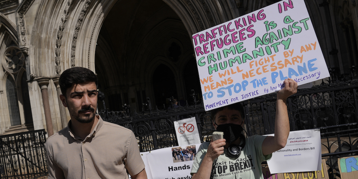 Una manifestazione di protesta contro il piano di trasferimenti (AP Photo/Alastair Grant)