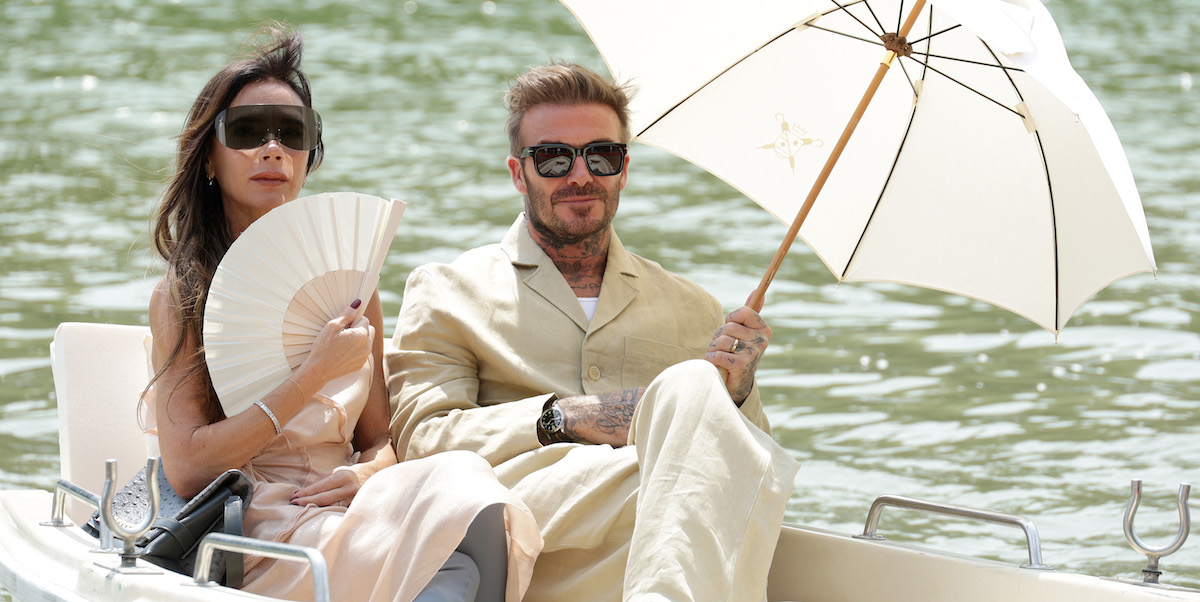 La stilista Victoria Beckham (49) e l'ex calciatore David Beckham (48) alla sfilata di Jacquemus alla reggia di Versailles, 26 giugno
(Pascal Le Segretain/Getty Images)