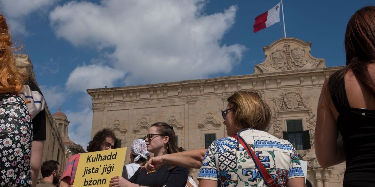 Una manifestazione per i diritti all'aborto davanti all'ufficio del primo ministro nella capitale La Valletta (Joanna Demarco/Getty Images)