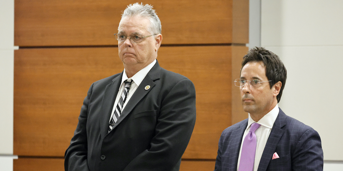 Scot Peterson a sinistra e il suo avvocato Mark Eiglarsh durante il processo (Amy Beth Bennett/South Florida Sun-Sentinel via AP, Pool)