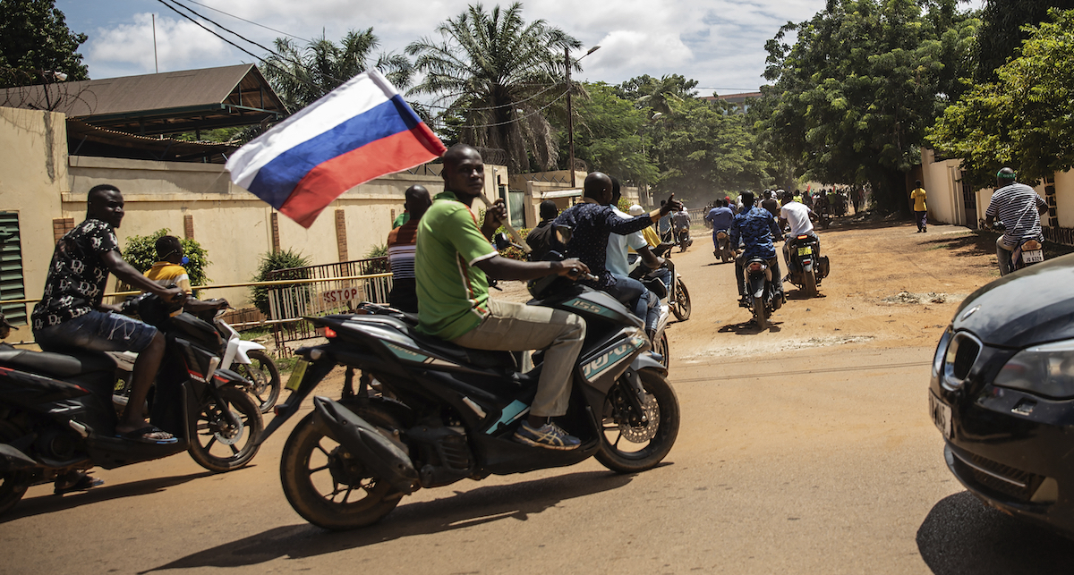 Alcune persone sventolano la bandiera russa in Burkina Faso (AP Photo/Sophie Garcia, File)