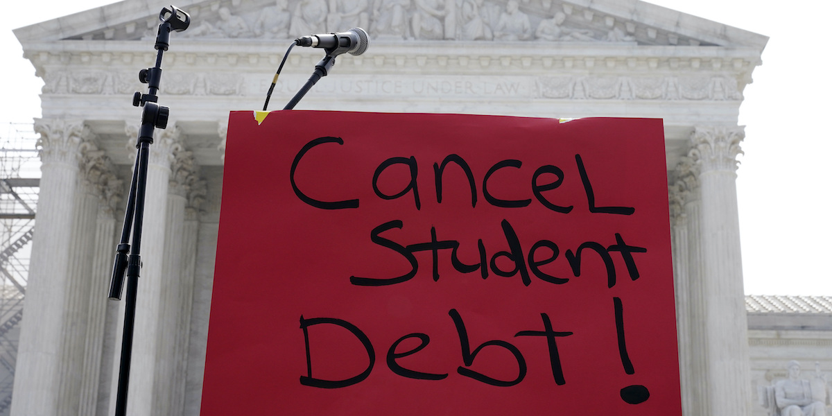 Un cartello che chiede la cancellazione dei debiti prevista dal piano di Biden, davanti alla sede della Corte Suprema (AP Photo/Mariam Zuhaib)