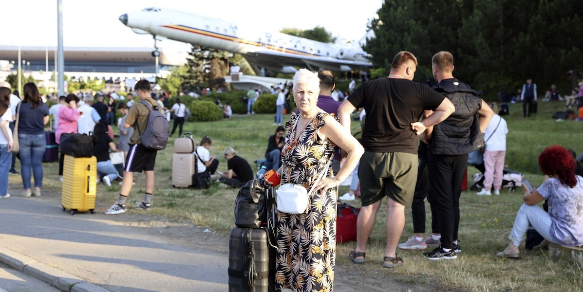 Passeggeri evacuati dall'aeroporto internazionale di Chisinau, in Moldavia, dopo l'attacco (AP Photo/Cristian Straista)