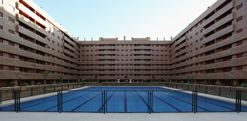 Una piscina deserta a Seseña, in Spagna, 6 luglio 2012 (Oli Scarff/Getty Images)