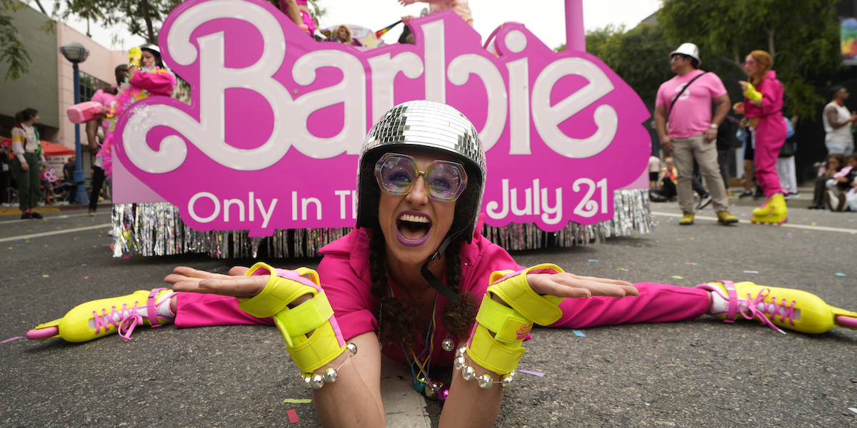 La danzatrice Kim Manning durante una parata per la promozione del film di Barbie (AP Photo/Damian Dovarganes)