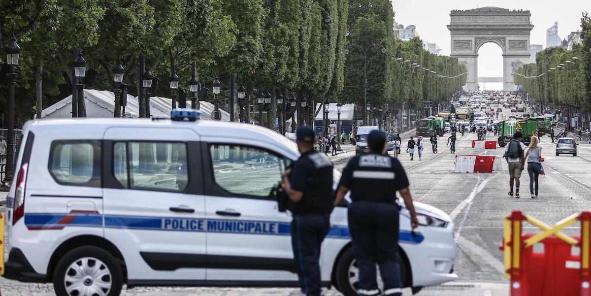 Poliziotti schierati sul viale degli Champs-Elysées, a Parigi. (ANSA/EPA/MOHAMMED BADRA)