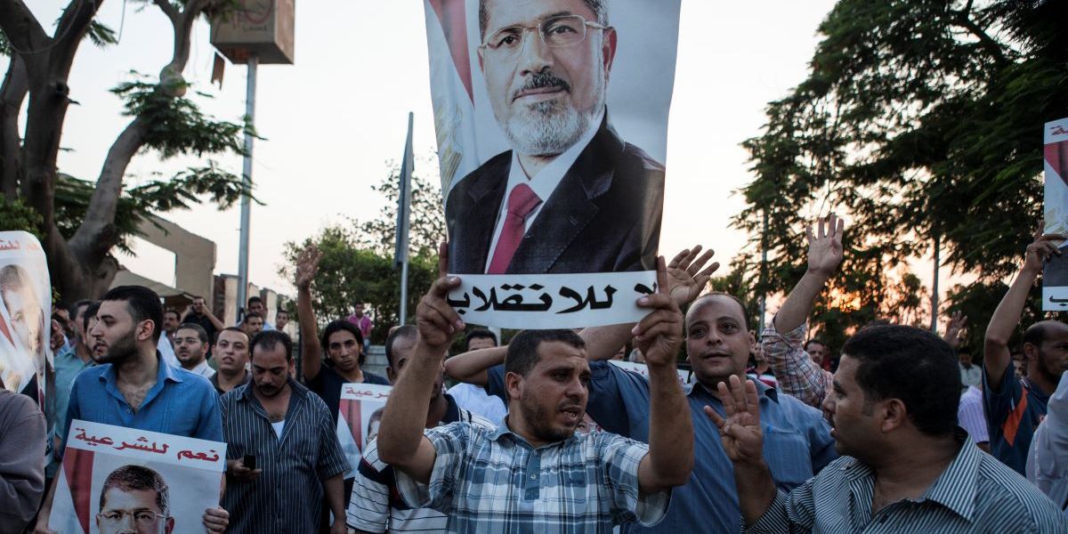 Sostenitori del presidente deposto Morsi manifestano per strada (Ed Giles/Getty Images)