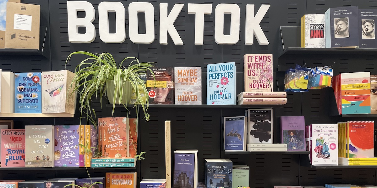 Mensole dedicate ai libri di cui si parla di più su TikTok in una libreria Feltrinelli di Milano, il 6 settembre 2022 (Il Post)