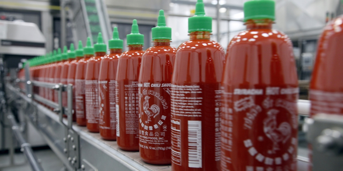 Le bottiglie della salsa sriracha Huy Fong, con l'iconico tappo verde e il gallo (AP Photo/Nick Ut, File)