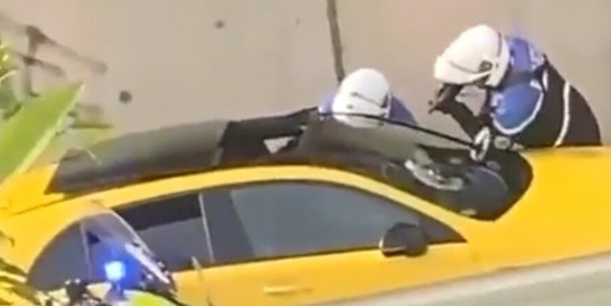 Il momento in cui l'auto guidata da Nahel M. è stata fermata dai poliziotti