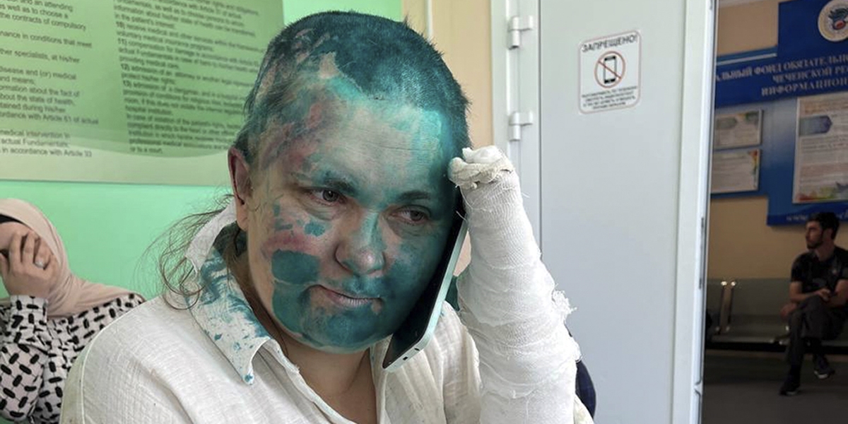 Elena Milashina in ospedale dopo l'aggressione (Novaya Gazeta Europe Novayagazeta.eu via AP)