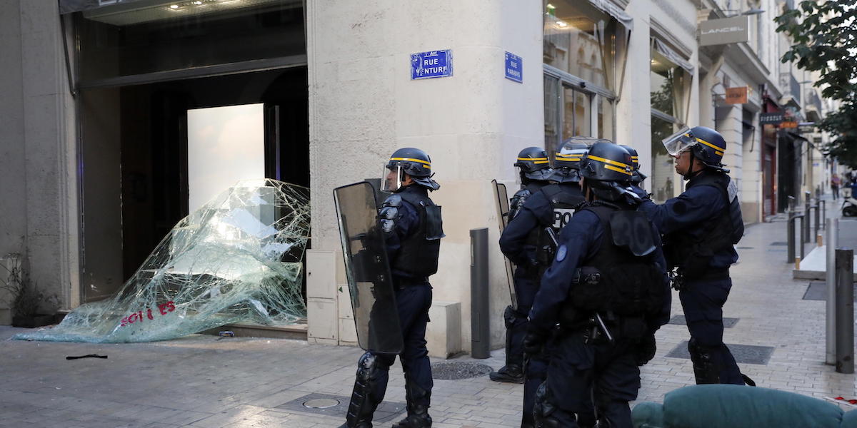 Poliziotti durante le rivolte di sabato a Marsiglia (ANSA/EPA/SEBASTIEN NOGIER)