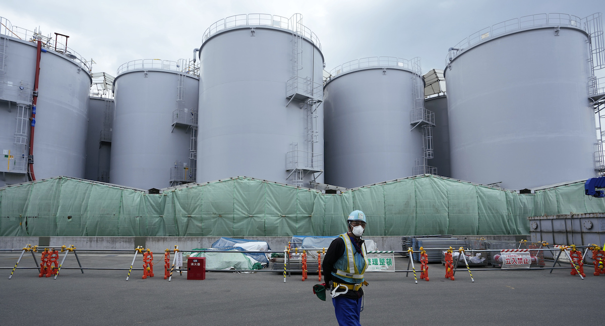 Le cisterne che contengono l'acqua radioattiva di Fukushima (AP Photo/Hiro Komae, File)