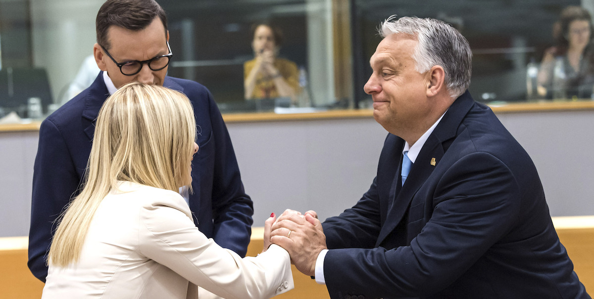 Il primo ministro ungherese Viktor Orbán, la presidente del Consiglio Giorgia Meloni, e il primo ministro polacco Mateusz Morawiecki, Bruxelles, 29, giugno 2023 (AP Photo/Geert Vanden Wijngaert)