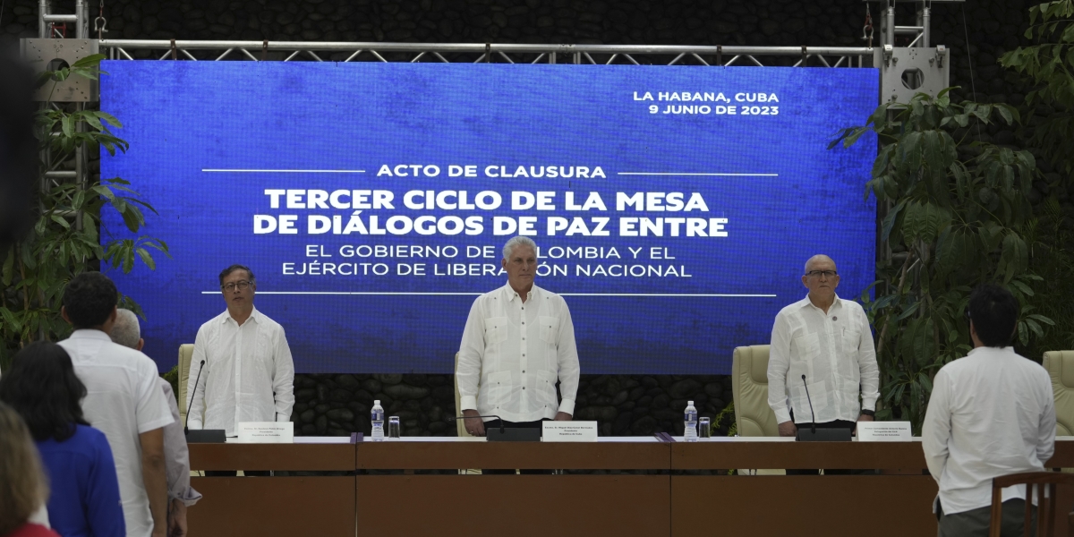 Il presidente colombiano Gustavo Petro, il presidente cubano Miguel Dìaz-Canel e il comandante dell'ELN Antonio Garcia, durante i colloqui di pace a Cuba, 9 giugno 2023 (AP Photo/Ramon Espinosa)