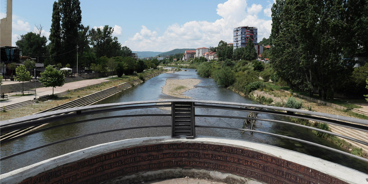 Il sud, a sinistra, e il nord, a destra, della città kosovara di Mitrovica, unita e divisa da un ponte (Valentina Lovato/Il Post)