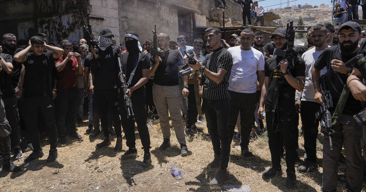 Combattenti palestinesi sparano in aria durante i funerali di mercoledì a Jenin (AP Photo/Majdi Mohammed)