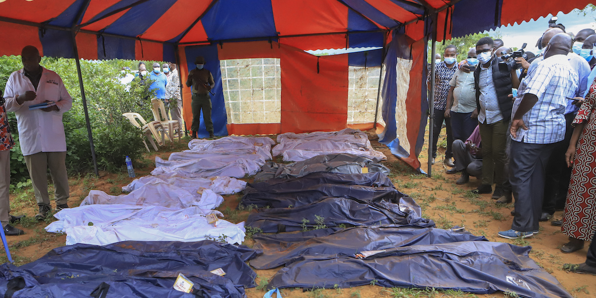 I corpi di numerose persone che si sono lasciate morire di fame, trovati a Shakahola, in Kenya (AP Photo)