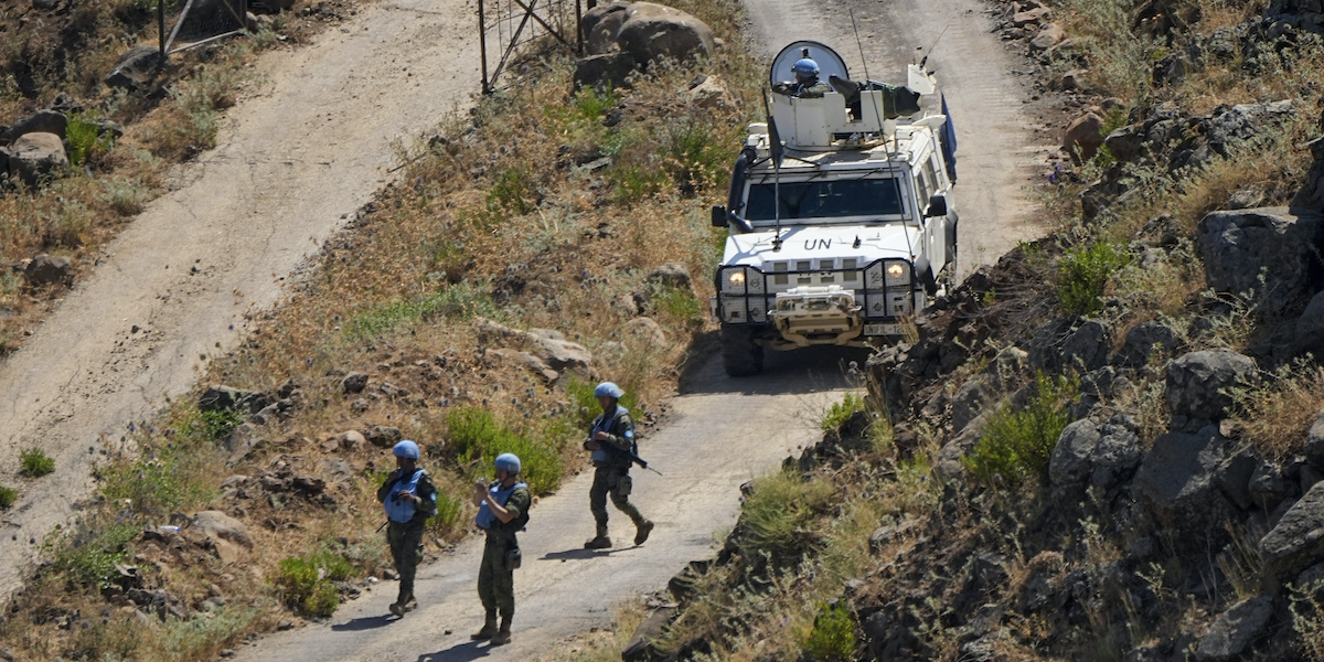 I soldati della missione di pace dell'ONU in Libano, nella zona dei bombardamenti (AP Photo/Ariel Schalit)