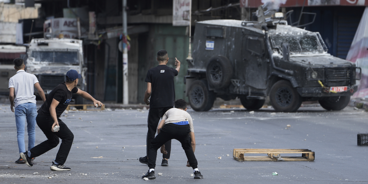 Scontri tra palestinesi e polizia israeliana a Nablus, venerdì mattina. (AP Photo/Majdi Mohammed)