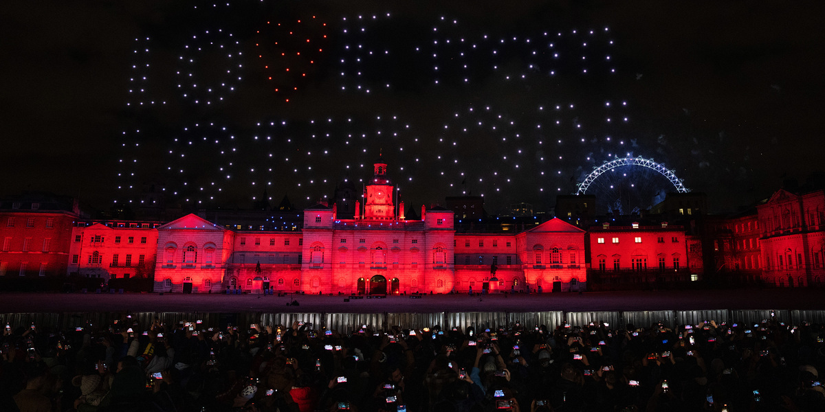 Uno spettacolo di "drone art" a Londra (Carl Court/Getty Images)